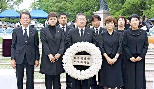 長崎・原爆碑に献花